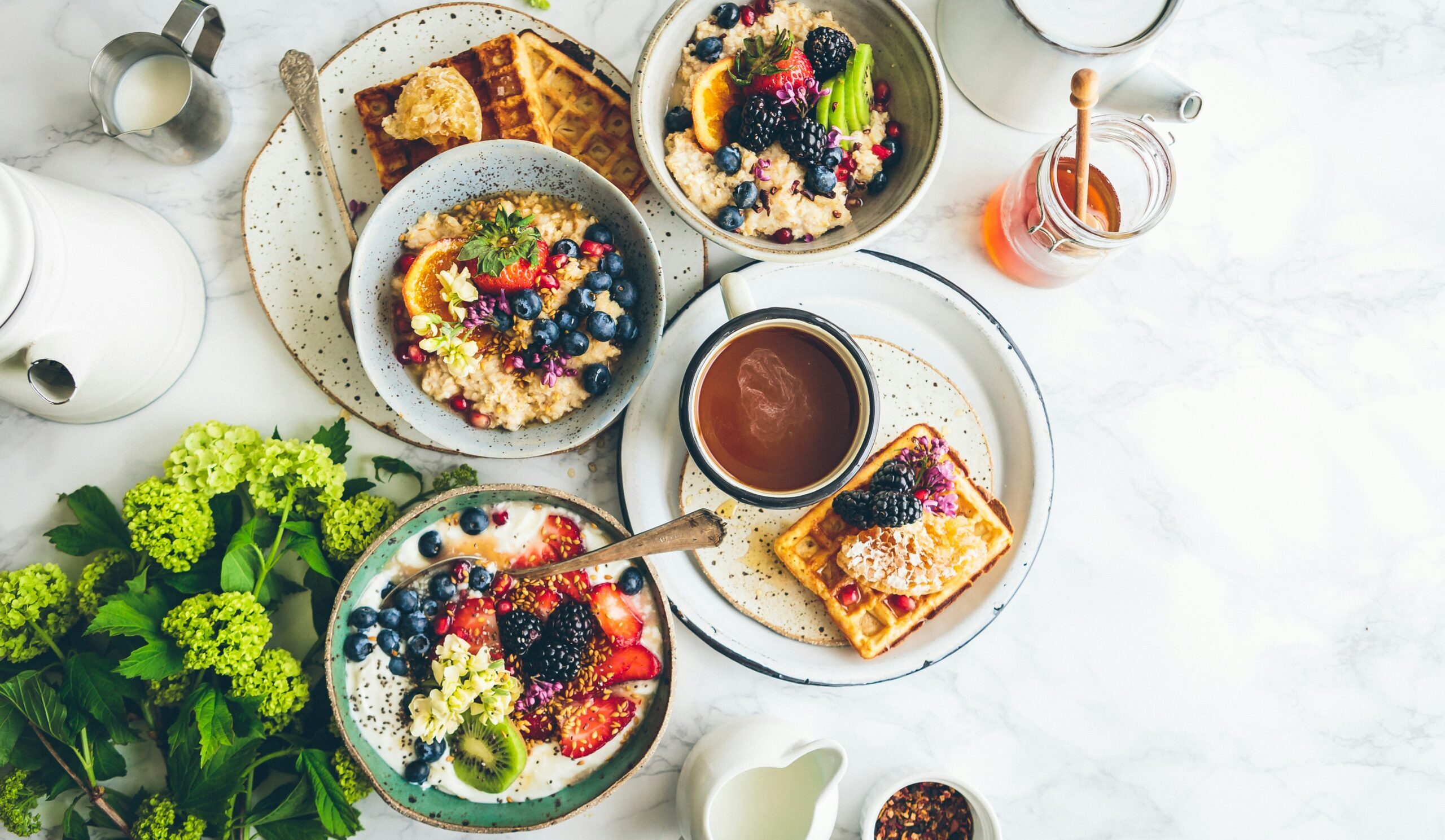 A vibrant and nutritious breakfast spread at a cozy café, representing healthy breakfast options in London.