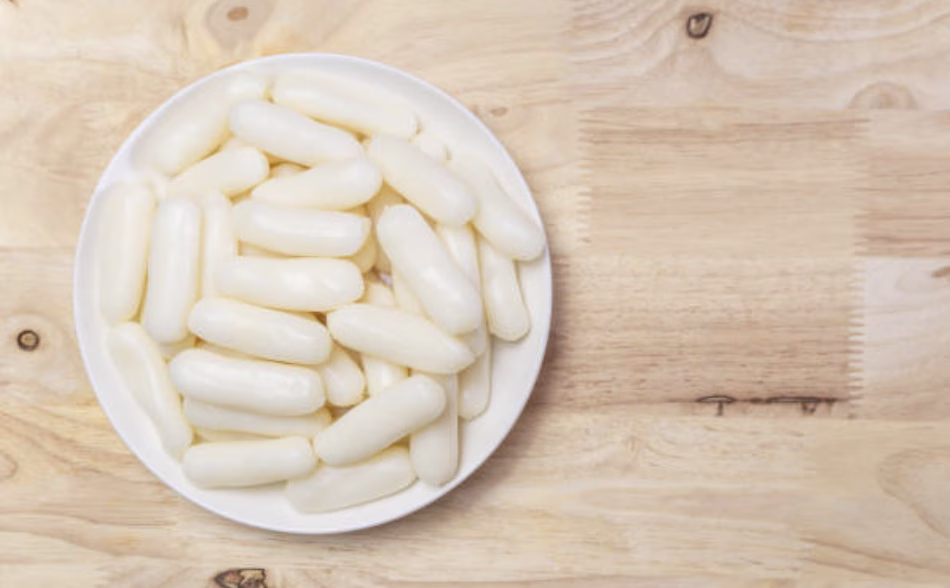 Preparing Korean rice cakes in a plate.