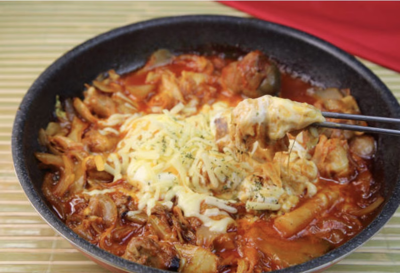 Creamy Rose Tteokbokki topped with melted mozzarella cheese.